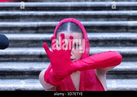 Rom, Italien. November 2025. Eine Aufführung auf der Spanischen Treppe in Rom, organisiert von Telefono Rosa und der National Ballet Company, anlässlich des Internationalen Tages zur Beseitigung der Gewalt gegen Frauen. Quelle: Unabhängige Fotoagentur/Alamy Live News Stockfoto