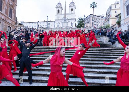 Rom, Italien. November 2025. Eine Aufführung auf der Spanischen Treppe in Rom, organisiert von Telefono Rosa und der National Ballet Company, anlässlich des Internationalen Tages zur Beseitigung der Gewalt gegen Frauen. Quelle: Unabhängige Fotoagentur/Alamy Live News Stockfoto