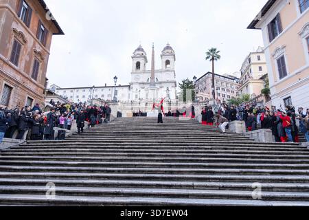 Rom, Italien. November 2025. Eine Aufführung auf der Spanischen Treppe in Rom, organisiert von Telefono Rosa und der National Ballet Company, anlässlich des Internationalen Tages zur Beseitigung der Gewalt gegen Frauen. Quelle: Unabhängige Fotoagentur/Alamy Live News Stockfoto
