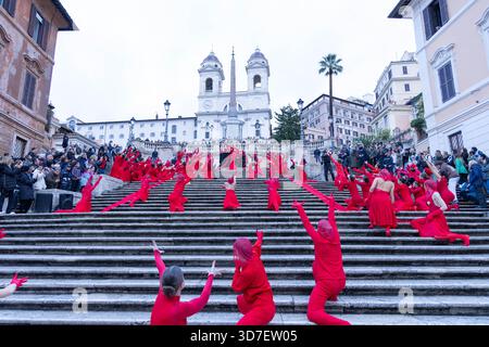 Rom, Italien. November 2025. Aufführung auf der Spanischen Treppe in Rom, organisiert von Telefono Rosa und der National Ballet Company anlässlich des Internationalen Tages zur Beseitigung der Gewalt gegen Frauen. Quelle: Unabhängige Fotoagentur/Alamy Live News Stockfoto