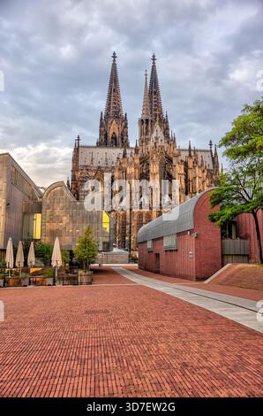 Blick von innen und außen auf den Kölner Dom, einschließlich gotischer Gewölbe, Buntglas, Türme und Kirchenschiff, in Köln, Deutschland. Stockfoto