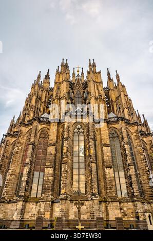 Blick von innen und außen auf den Kölner Dom, einschließlich gotischer Gewölbe, Buntglas, Türme und Kirchenschiff, in Köln, Deutschland. Stockfoto