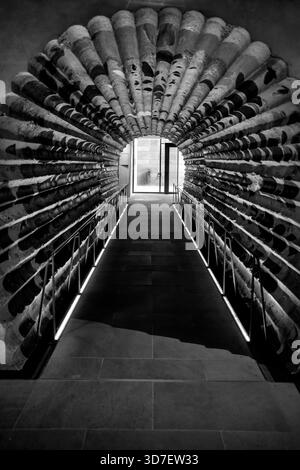 Steingewölbe mit Rippenbögen im Inneren des Kölner Doms, fotografiert in Schwarz-weiß in Köln, Deutschland. Stockfoto