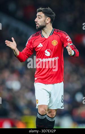 Manchester, Großbritannien. November 2025. Manchester United Mittelfeldspieler Bruno Fernandes (8) reagierte am 24. November 2025 während des Spiels Manchester United gegen Everton Premier League in Old Trafford, Manchester, England Credit: Phil Duncan/Every Second Media Credit: Every Second Media/Alamy Live News Stockfoto