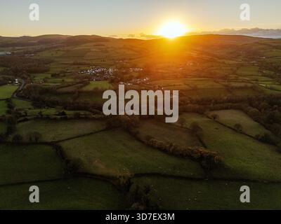 Wetter in Großbritannien: Klarer Himmel und sinkende Temperaturen heute Abend, als die Sonne über der Clwydian Range in der Nähe des Dorfes Lixwm in Flintshire, Nordwales untergeht 25. November 2025 , Flintshire, Wales ©DGDImages/Alamy Live News Stockfoto