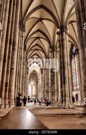 Blick von innen und außen auf den Kölner Dom, einschließlich gotischer Gewölbe, Buntglas, Türme und Kirchenschiff, in Köln, Deutschland. Stockfoto