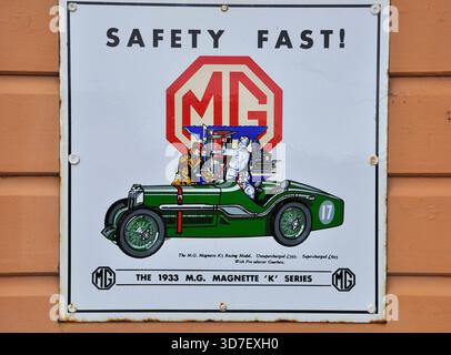 Emailschild für den Sportwagen der Serie 1933 MG magnette K am Bahnhof Bishops Lydeard an der West Somerset Railway.England Stockfoto