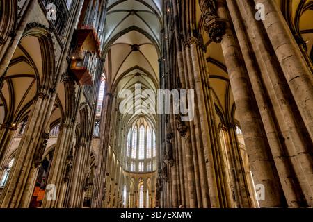 Blick von innen und außen auf den Kölner Dom, einschließlich gotischer Gewölbe, Buntglas, Türme und Kirchenschiff, in Köln, Deutschland. Stockfoto