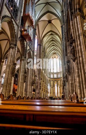Blick von innen und außen auf den Kölner Dom, einschließlich gotischer Gewölbe, Buntglas, Türme und Kirchenschiff, in Köln, Deutschland. Stockfoto