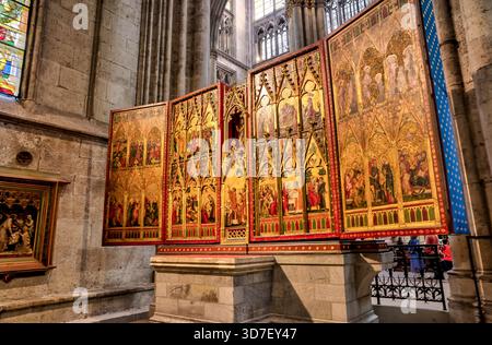 Gotischer Altar im Kölner Dom mit detaillierten religiösen Szenen und Blattgold-Verzierungen in Köln. Stockfoto