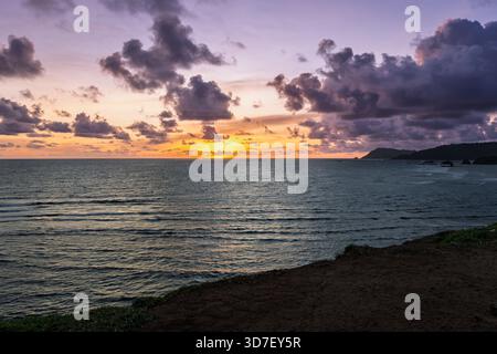 Lombok Indonesia – Bukit Merese fängt Klippen, Meerblick und einen lebhaften Sonnenuntergang an der zerklüfteten Küste ein. Stockfoto