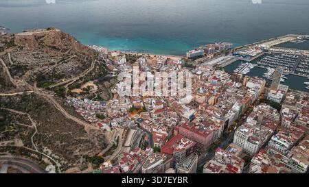 Alicante aus der Vogelperspektive nach Sonnenuntergang. Hafen von Alicante mit Panoramablick auf Boote und Yachten. Alicante ist eine Stadt in der spanischen Gemeinde Valencia. Stockfoto