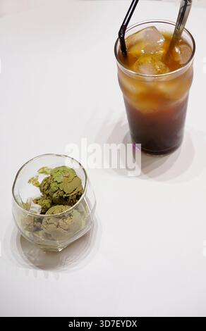 Matcha Green Tea Ice Cream und Ice Tea Gläser in weißem Tischhintergrund Stockfoto