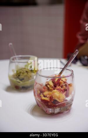 Erdbeeren- und Mangofeis in Glasbecher Stockfoto