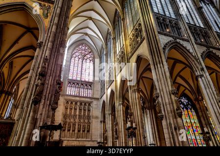 Blick von innen und außen auf den Kölner Dom, einschließlich gotischer Gewölbe, Buntglas, Türme und Kirchenschiff, in Köln, Deutschland. Stockfoto