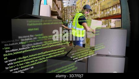 Handling Mann in gut sichtbarer gelber Weste, der Pappkarton in der Van-Bucht lädt, mit grünem Code-Overlay Stockfoto