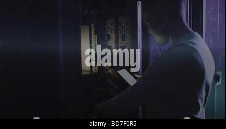 IT-Technologie in langärmligen Hemden, das offene Rack im Rechenzentrum überprüft, mit Tablet und Kabeln, Kopierraum Stockfoto