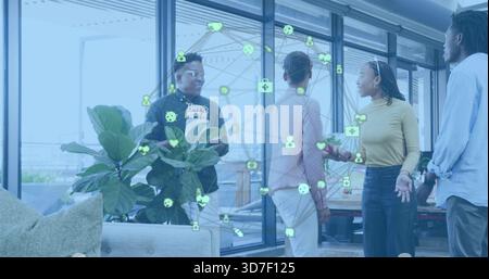 Besprechung von Kollegen in lässiger und intelligenter Kleidung in der Lounge mit Feigenpflanze und Datenüberlagerung Stockfoto