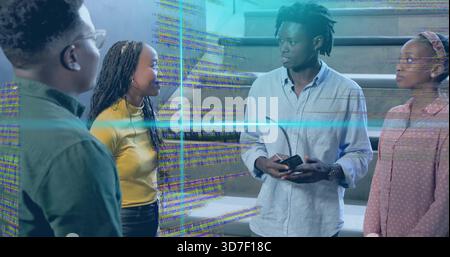 Ich besprich holographische Code-Overlay auf Stufen, vier Gleichaltrige mit Mann in blauem Hemd, der Telefon hält Stockfoto