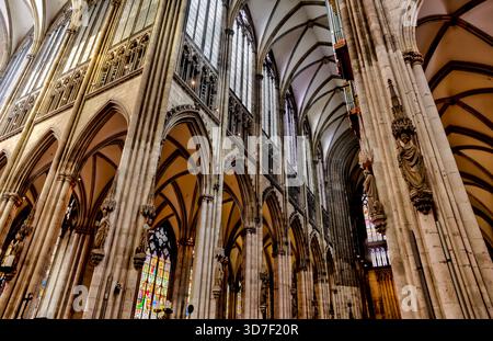 Blick von innen und außen auf den Kölner Dom, einschließlich gotischer Gewölbe, Buntglas, Türme und Kirchenschiff, in Köln, Deutschland. Stockfoto