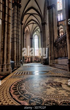Blick von innen und außen auf den Kölner Dom, einschließlich gotischer Gewölbe, Buntglas, Türme und Kirchenschiff, in Köln, Deutschland. Stockfoto