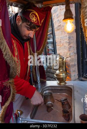 Türkischer Kaffee machen, Istanbul, Türkei Stockfoto