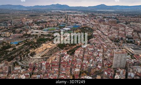 Abendlicher Blick auf Alicante, Spanien. Panoramablick auf die Stadt mit Wohngebieten, Parks, Gebäuden, Stadien. Alicante ist eine Stadt in Valencia Stockfoto