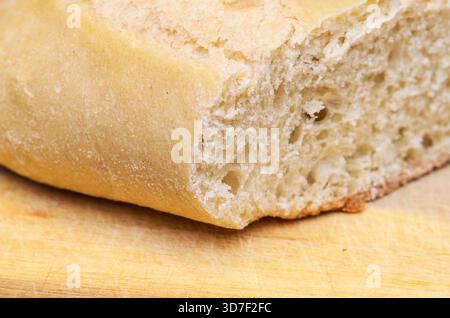 Dieses Bild zeigt eine Nahaufnahme eines Brotlaibs und unterstreicht seine Textur und Frische Stockfoto