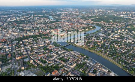 Blick auf die Stadt von der Seite des Wawel Schlosses in Krakau. Panorama mit Blick auf die Altstadt von Krakau und den Fluss mit Brücken und Booten. Polen. Stockfoto