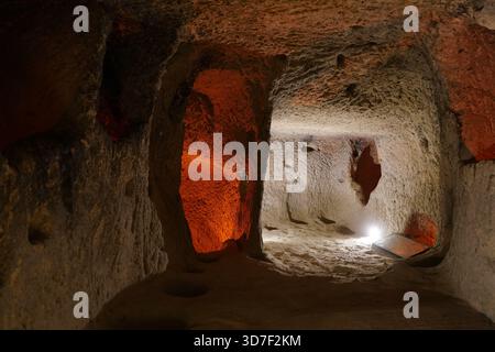 NEVSEHIR, TURKIYE - 09. AUGUST 2025: Kaymakli unterirdische Stadt in Kaymakli Stadt Stockfoto