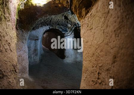 NEVSEHIR, TURKIYE - 09. AUGUST 2025: Unterirdische Stadt Derinkuyu in Derinkuyu Stadt Stockfoto