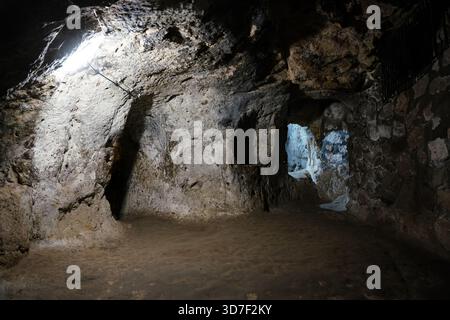 NEVSEHIR, TURKIYE - 09. AUGUST 2025: Unterirdische Stadt Derinkuyu in Derinkuyu Stadt Stockfoto