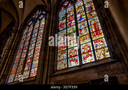 Blick von innen und außen auf den Kölner Dom, einschließlich gotischer Gewölbe, Buntglas, Türme und Kirchenschiff, in Köln, Deutschland. Stockfoto