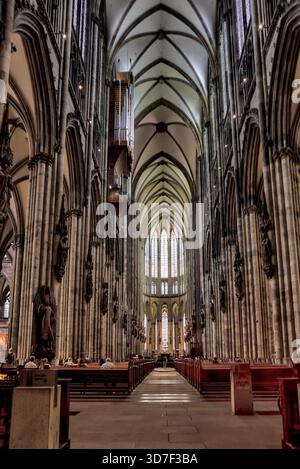 Blick von innen und außen auf den Kölner Dom, einschließlich gotischer Gewölbe, Buntglas, Türme und Kirchenschiff, in Köln, Deutschland. Stockfoto