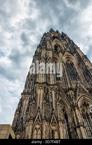 Blick von innen und außen auf den Kölner Dom, einschließlich gotischer Gewölbe, Buntglas, Türme und Kirchenschiff, in Köln, Deutschland. Stockfoto