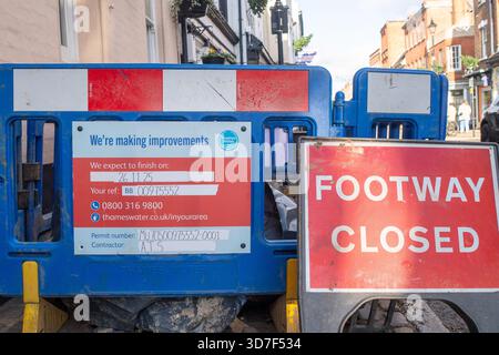 Eton, Großbritannien. November 2025. A Thames Water Wir bauen Verbesserungsschilder in Eton High Street, Eton, Windsor, Berkshire. Es wurde berichtet, dass eine mögliche Übernahme der Wassergesellschaft Thames Water von Ministern blockiert werden könnte. Die Zeitung Telegraph sagte: "Minister könnten eingreifen, weil sie befürchten, dass der Verkauf hochverschuldeter Unternehmen Peking die Macht geben könnte, die Zapfhähne abzuschalten". Quelle: Maureen McLean/Alamy Live News Stockfoto