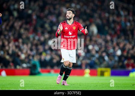 Manchester, Großbritannien. November 2025. Manchester United Mittelfeldspieler Bruno Fernandes (8) Gesten während des Spiels Manchester United gegen Everton Premier League in Old Trafford, Manchester, England am 24. November 2025 Credit: Phil Duncan/Every Second Media Credit: Every Second Media/Alamy Live News Stockfoto