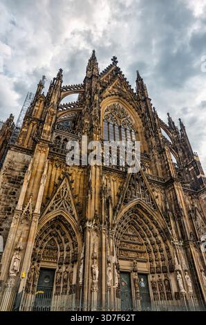 Blick von innen und außen auf den Kölner Dom, einschließlich gotischer Gewölbe, Buntglas, Türme und Kirchenschiff, in Köln, Deutschland. Stockfoto
