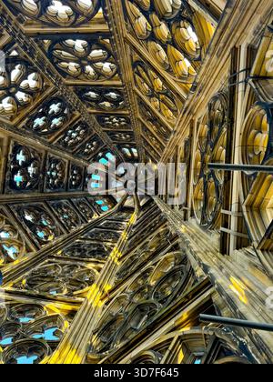 Blick von innen und außen auf den Kölner Dom, einschließlich gotischer Gewölbe, Buntglas, Türme und Kirchenschiff, in Köln, Deutschland. Stockfoto