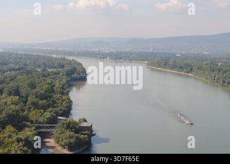 Blick von der Spitze des östlichen Pylons der Megyeri-Brücke über die Donau mit den Budai-Hügeln und dem nördlichen Teil von Budapest im Hintergrund Stockfoto