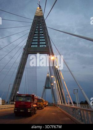 Tragfähigkeitsprüfung mit schweren Lastkraftwagen auf der Megyeri-Brücke in der Nähe von Budapest Stockfoto