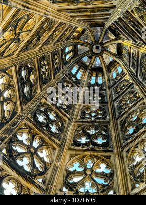 Blick von innen und außen auf den Kölner Dom, einschließlich gotischer Gewölbe, Buntglas, Türme und Kirchenschiff, in Köln, Deutschland. Stockfoto