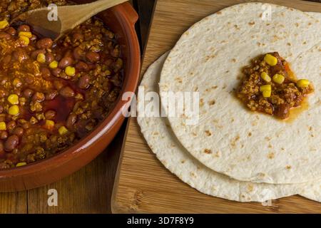 Chili con Carne und mexikanische Tortillas Stockfoto