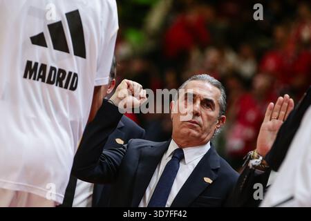 Botevgrad, Bulgarien. November 2025. Real Madrids Cheftrainer Sergio Scariolo während des Euroleague-Spiels zwischen Hapoel IBI Tel Aviv und Real Madrid - Arena Botevgrad in Botevgrad, Bulgarien am 25. November 2025 Credit: Independent Photo Agency/Alamy Live News Stockfoto