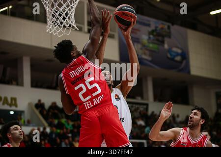 Botevgrad, Bulgarien. November 2025. Dan Oturu von Hapoel im Kampf gegen Edy Tavarez von Real Madrid während des Euroleague-Spiels zwischen Hapoel IBI Tel Aviv und Real Madrid - Arena Botevgrad in Botevgrad, Bulgarien am 25. November 2025 Credit: Independent Photo Agency/Alamy Live News Stockfoto