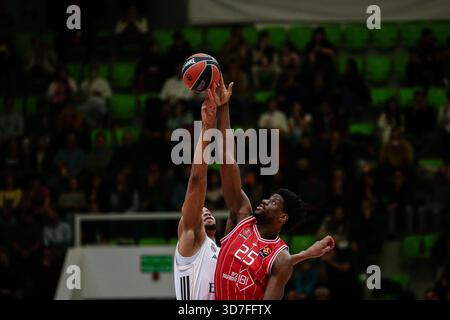 Botevgrad, Bulgarien. November 2025. Dan Oturu von Hapoel gegen Edy Tavares von Real Madrid während des Euroleague-Spiels zwischen Hapoel IBI Tel Aviv und Real Madrid - Arena Botevgrad in Botevgrad, Bulgarien am 25. November 2025 Credit: Independent Photo Agency/Alamy Live News Stockfoto