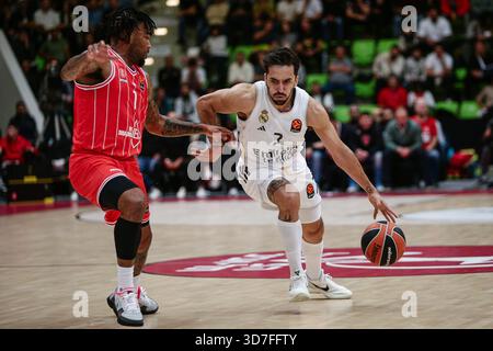 Botevgrad, Bulgarien. November 2025. Hapoel’s Chris Jones im Kampf gegen Real Madrid’s Facundo Campazzo während des Euroleague-Spiels zwischen Hapoel IBI Tel Aviv und Real Madrid - Arena Botevgrad in Botevgrad, Bulgarien am 25. November 2025 Credit: Independent Photo Agency/Alamy Live News Stockfoto