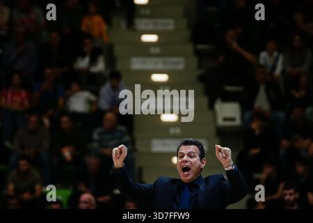 Botevgrad, Bulgarien. November 2025. Hapoels Cheftrainer Dimitrios Itoudis in Aktion während des Euroleague-Spiels zwischen Hapoel IBI Tel Aviv gegen Real Madrid - Arena Botevgrad, Bulgarien am 25. November 2025 Credit: Independent Photo Agency/Alamy Live News Stockfoto