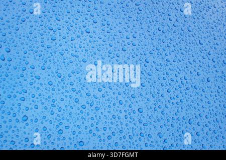 Blaues Glas mit Wassertropfenstruktur und abstraktem Muster für Hintergrund- oder Makroaufnahmen Stockfoto