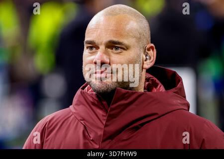 Wesley Sneijder, ehemaliger AFC Ajax-Spieler aus den Niederlanden, sieht sich beim Spiel der UEFA Champions League 2025/26 Phase MD5 zwischen AFC Ajax und SL Benfica am 25. November 2025 in der Johan Cruijff Arena in Amsterdam an. (Quelle: Warz Brinkerhof/MTB-Foto/Alamy Live News) Stockfoto